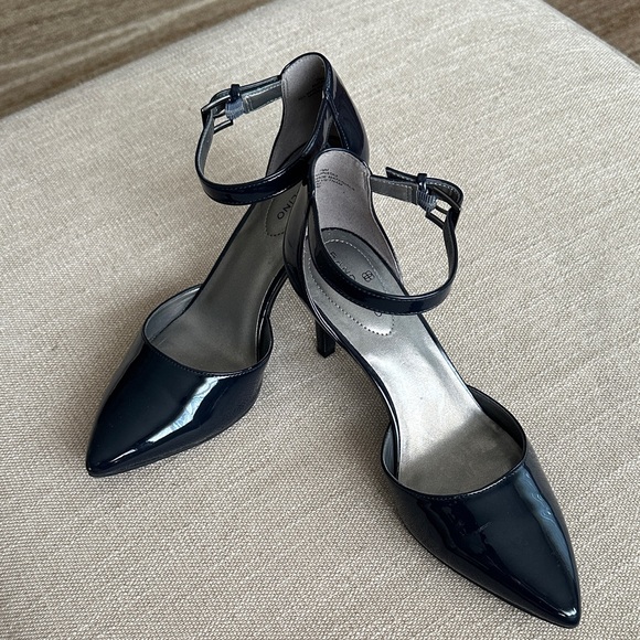 Bandolino Glossy Navy Ankle Strap Heels - Picture 1 of 3